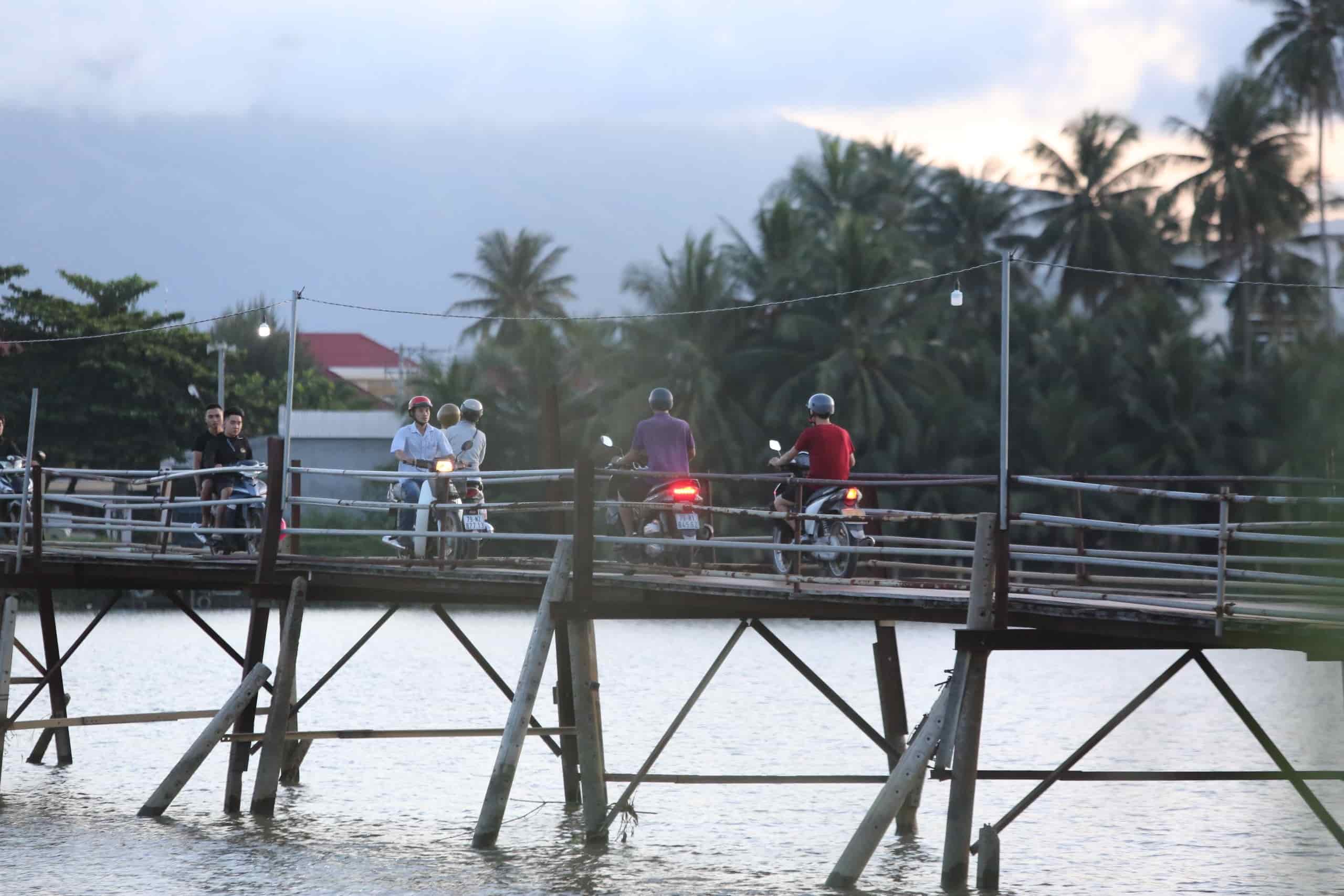 Phu Kieng Bridge construction project in Nha Trang with an investment capital of nearly 600 billion VND. Photo: Huu Long