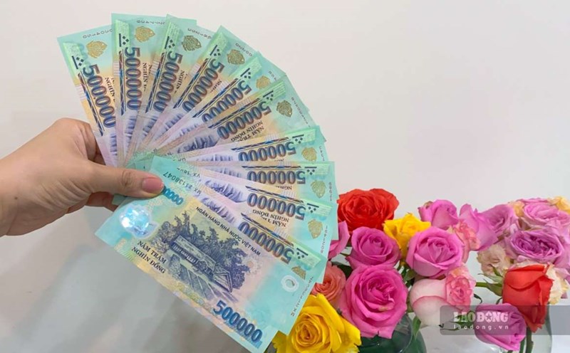 The interest rate for 12-month term savings under normal conditions in the banking system fluctuates around 4.4 - 6%. Illustration photo: Tra My