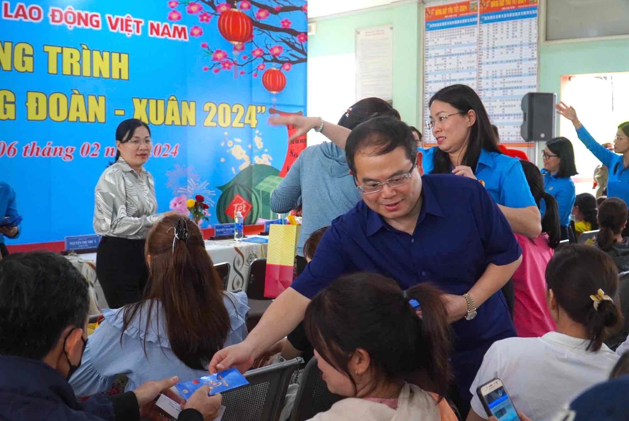 Leaders of Dong Nai Provincial Party Committee give gifts to workers before boarding the train to return home to celebrate Lunar New Year 2024. Photo: HAC