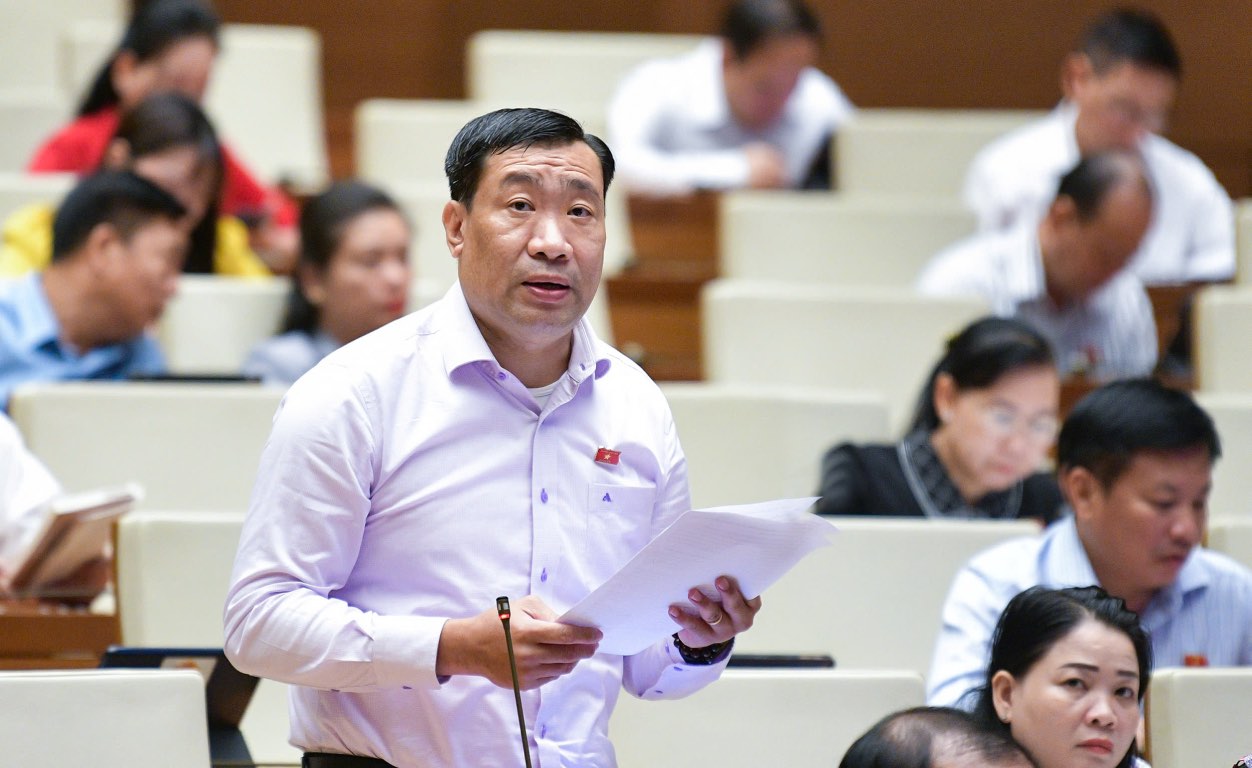 National Assembly delegate Thach Phuoc Binh (Tra Vinh province delegation) proposed the State budget to support health insurance payments for people over 60 years old. Photo: National Assembly