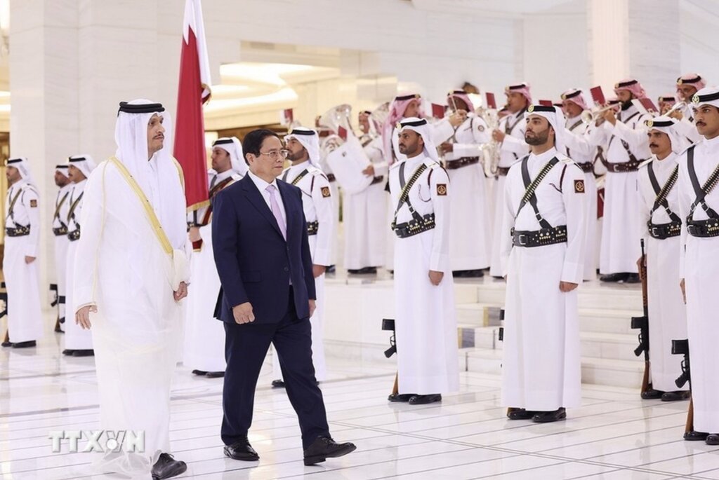 Prime Minister Pham Minh Chinh and Prime Minister of the State of Qatar Sheikh Mohammed bin Abdulrahman bin Jasim Al-Thani review the honor guard. Photo: VNA
