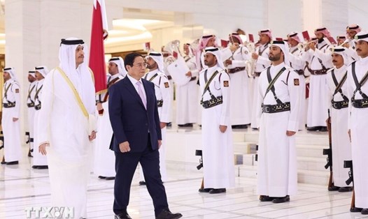 Thủ tướng Chính phủ Phạm Minh Chính và Thủ tướng Nhà nước Qatar Sheikh Mohammed bin Abdulrahman bin Jasim Al-Thani duyệt đội danh dự. Ảnh: TTXVN