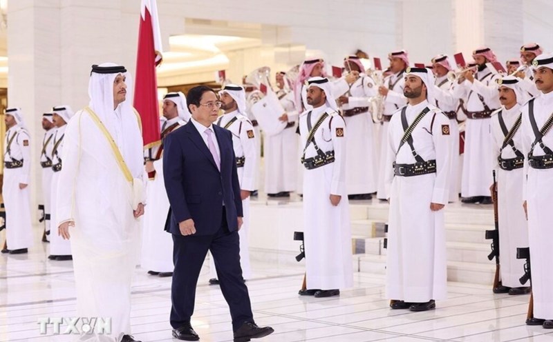 Prime Minister Pham Minh Chinh and Prime Minister of the State of Qatar Sheikh Mohammed bin Abdulrahman bin Jasim Al-Thani review the honor guard. Photo: VNA