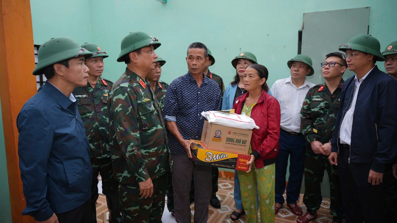 The delegation of Military Region 4 and leaders of Thua Thien Hue province visited and presented gifts to households severely affected by storm Tra Mi. Photo: Ngoc Binh