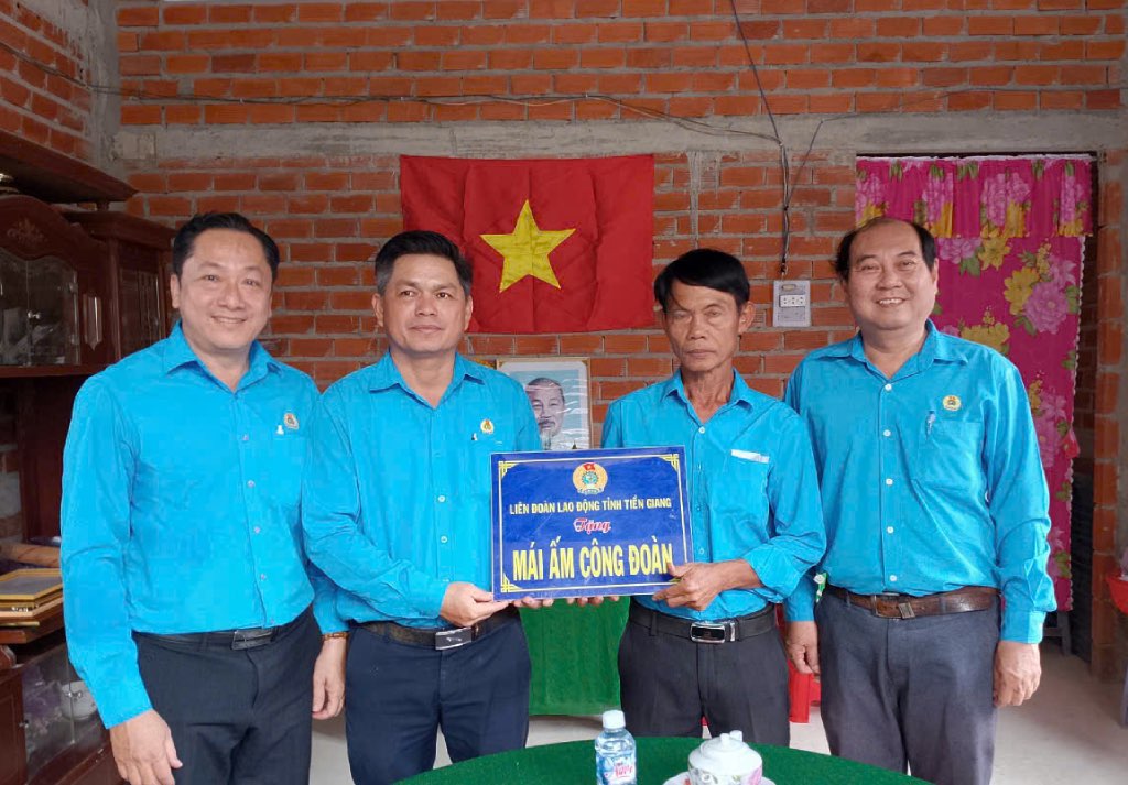 Ceremony of presenting the Trade Union Shelter to Mr. Huynh Thanh Huy (2nd from right). Photo: Thanh Nhan