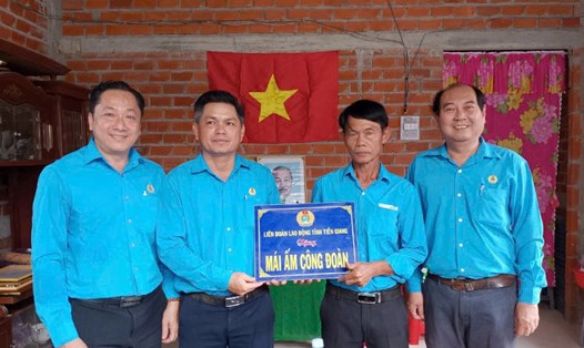 Lễ trao tặng  Mái ấm Công đoàn cho ông Huỳnh Thanh Huy (thứ 2, bên phải sang). Ảnh: Thành Nhân