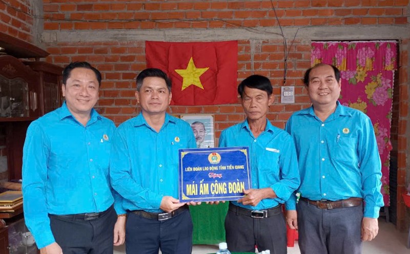 Ceremony of presenting the Trade Union Shelter to Mr. Huynh Thanh Huy (2nd from right). Photo: Thanh Nhan