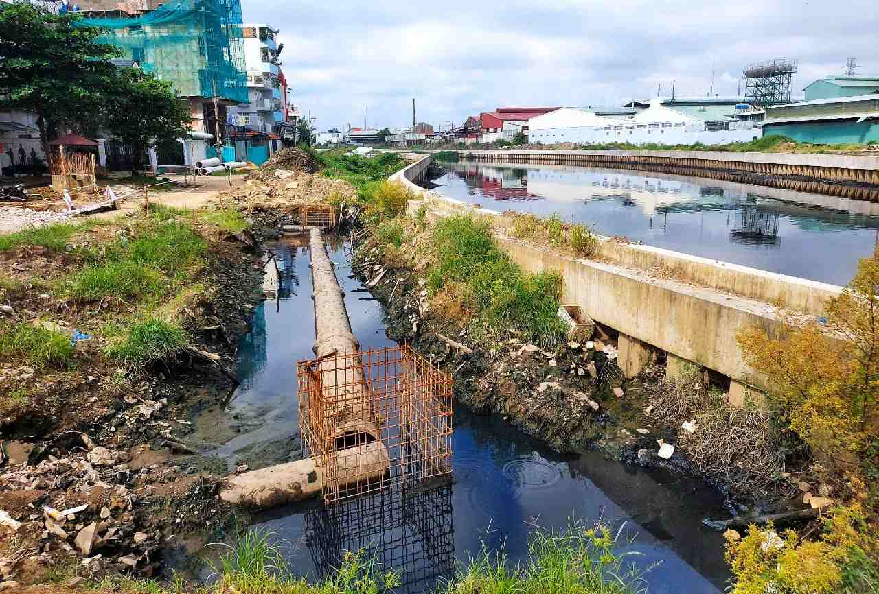 Tham Luong - Ben Cat canal renovation project is under construction. Photo: Minh Quan
