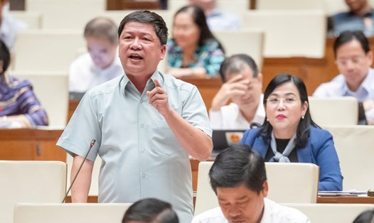 Đại biểu Quốc hội Tạ Văn Hạ đề nghị công khai số dư tiền bảo hiểm y tế hằng năm. Ảnh: Phạm Thắng