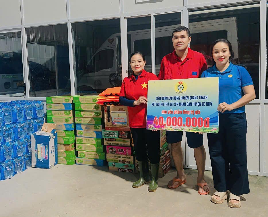 Trade unions at all levels in Quang Binh support people and union members affected by storms and floods. Photo: Cong Sang