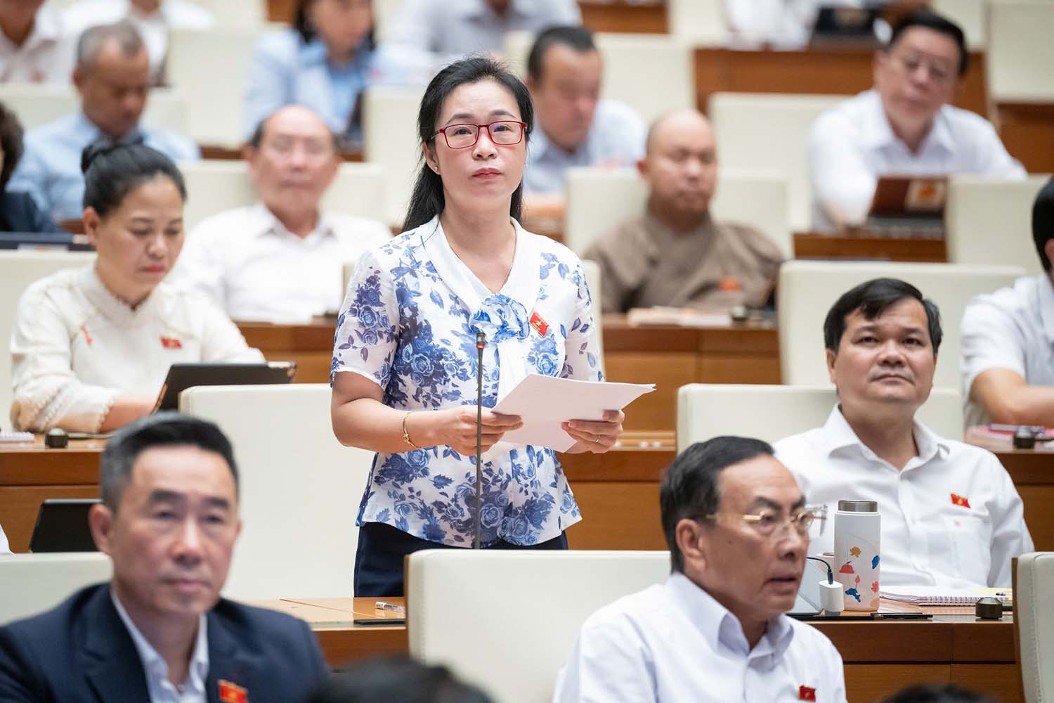 Delegate Tran Thi Thu Hang (National Assembly Delegation of Dak Nong Province) proposed to study the removal of the regulation that schools collect health insurance fees from students. Photo: Quochoi.vn.