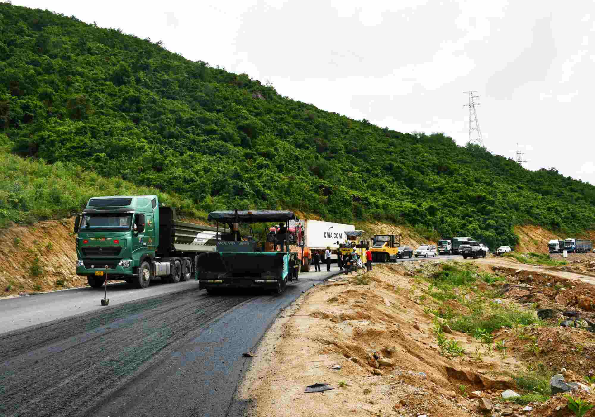 Construction of layer C19 on An Khe pass. Photo: Xuan Nhan