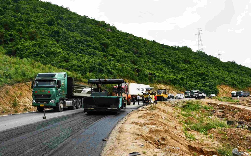 Construction of layer C19 on An Khe pass. Photo: Xuan Nhan