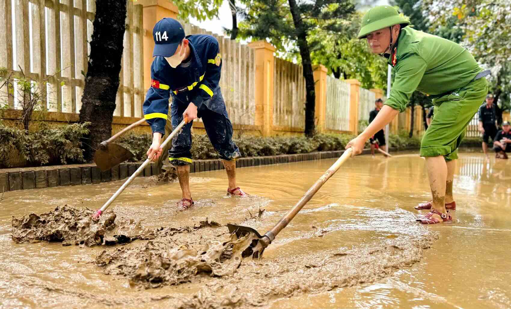 People and authorities in Quang Binh province are busy cleaning up after the flood. Photo: T. Trang