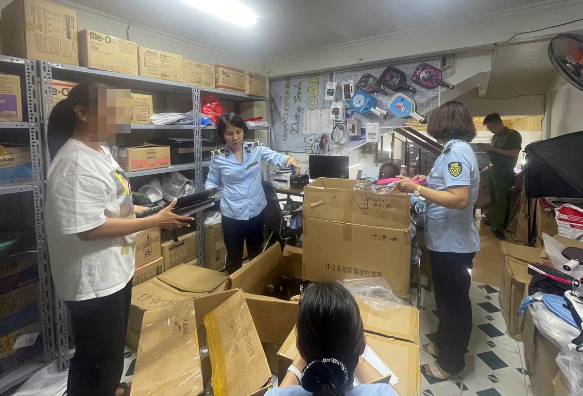 Đội QLTT số 1 phối hợp với lực lượng Công an kiểm tra tại hộ kinh doanh. Ảnh: Cục QLTT Quảng Ninh