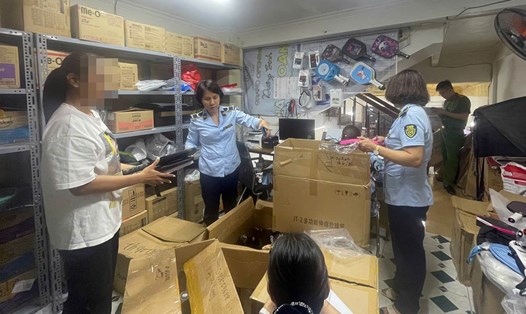 Đội QLTT số 1 phối hợp với lực lượng Công an kiểm tra tại hộ kinh doanh. Ảnh: Cục QLTT Quảng Ninh