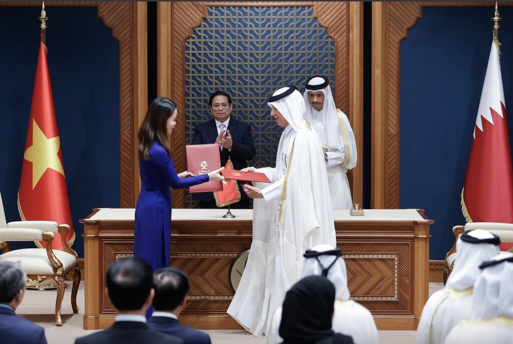 Prime Minister Pham Minh Chinh and the Prime Minister of the State of Qatar witnessed the signing ceremony of the Memorandum of Understanding on cooperation between the Diplomatic Academy, Ministry of Foreign Affairs of the Socialist Republic of Vietnam and the Diplomatic Academy, Ministry of Foreign Affairs of the State of Qatar. Photo: VGP