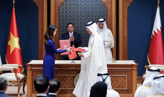 Thủ tướng Chính phủ Phạm Minh Chính và Thủ tướng Nhà nước Qatar chứng kiến lễ ký kết Biên bản ghi nhớ hợp tác giữa Học viện Ngoại giao, Bộ Ngoại giao nước Cộng hòa xã hội chủ nghĩa Việt Nam và Học viện Ngoại giao, Bộ Ngoại giao Nhà nước Qatar. Ảnh: VGP