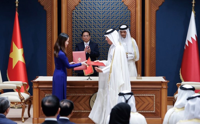 Prime Minister Pham Minh Chinh and the Prime Minister of the State of Qatar witnessed the signing ceremony of the Memorandum of Understanding on cooperation between the Diplomatic Academy, Ministry of Foreign Affairs of the Socialist Republic of Vietnam and the Diplomatic Academy, Ministry of Foreign Affairs of the State of Qatar. Photo: VGP