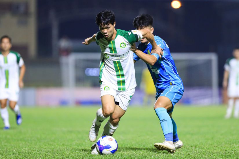 Binh Phuoc playing at home is an opportunity for Cong Phuong (in light shirt) to score the first goal in the 2024-2025 National First Division? Photo: Minh Dan