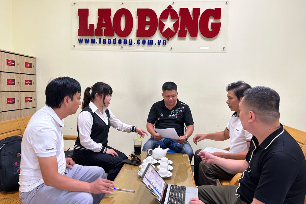 Mr. Nguyen Duy Ha (center of photo) and Mr. Nguyen Pham Le Giang (second from right) presented the incident to reporters of Lao Dong Newspaper. Photo: Ha Anh