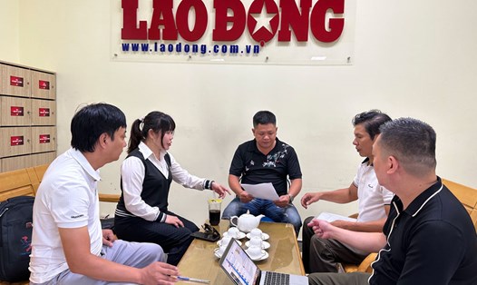 Ông Nguyễn Duy Hà (giữa ảnh) và ông Nguyễn Phạm Lệ Giang (thứ 2 từ phải sang) trình bày sự việc với phóng viên Báo Lao Động. Ảnh: Hà Anh
