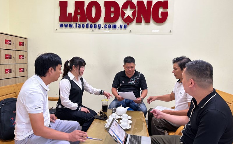 Mr. Nguyen Duy Ha (center of photo) and Mr. Nguyen Pham Le Giang (second from right) presented the incident to reporters of Lao Dong Newspaper. Photo: Ha Anh