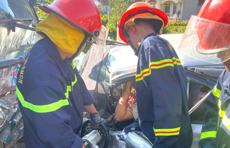 Authorities rescue the driver of the Vios car. Photo: Hoang Huong.