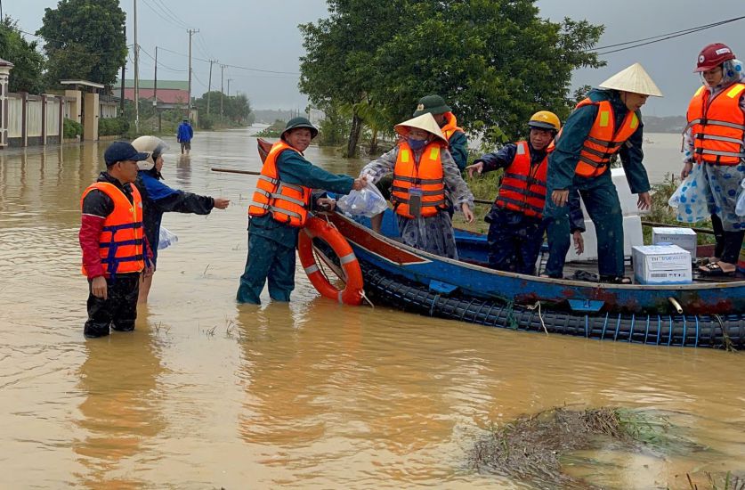 Transporting food to flood-hit areas in Vinh Long commune, Vinh Linh district. Photo: Hanh Nguyen
