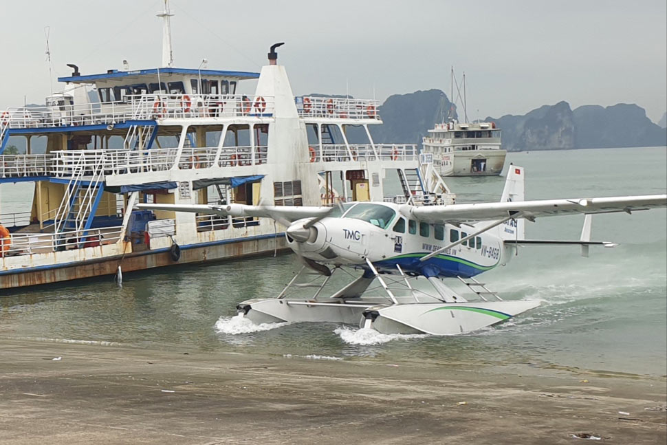 Seaplane operating on Ha Long Bay on the afternoon of April 6, 2023. Photo: Nguyen Hung