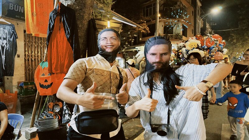 "Ronaldo", "Messi" stir up the Halloween atmosphere on Hang Ma Street. Photo: Huyen Trang