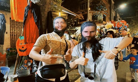 "Ronaldo", "Messi" khuấy đảo không khí Halloween Hàng Mã. Ảnh: Huyền Trang