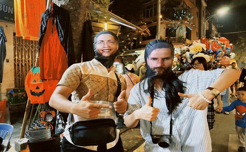 "Ronaldo", "Messi" stir up the Halloween atmosphere on Hang Ma Street. Photo: Huyen Trang