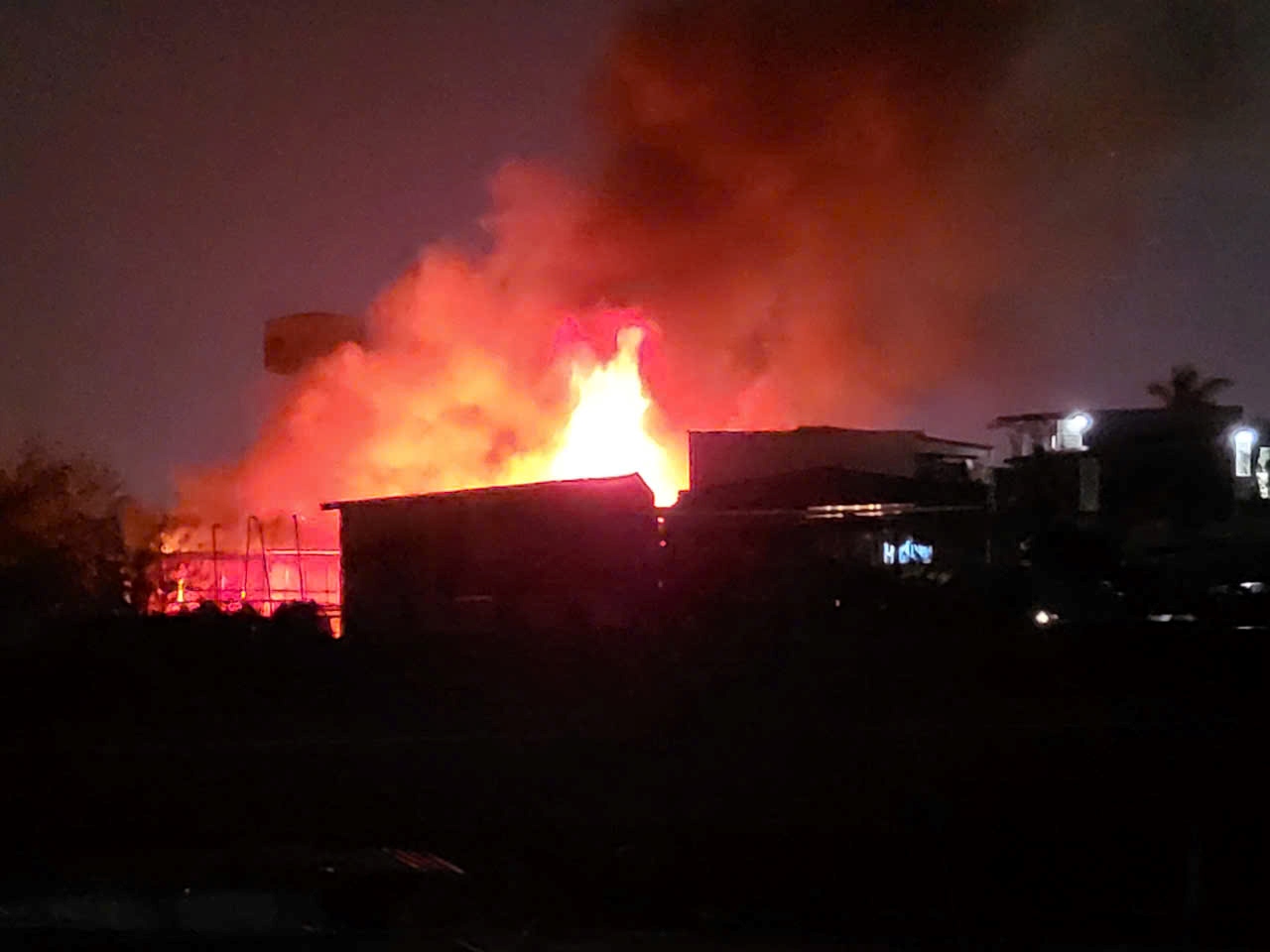 The factory caught fire fiercely on the evening of October 31. Photo: Hai Phong Police