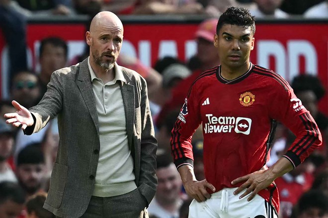 Ten Hag va Casemiro deu rat te trong nhung ngay cuoi cua chien luoc gia nguoi Ha Lan tai Old Trafford. Anh: AFP