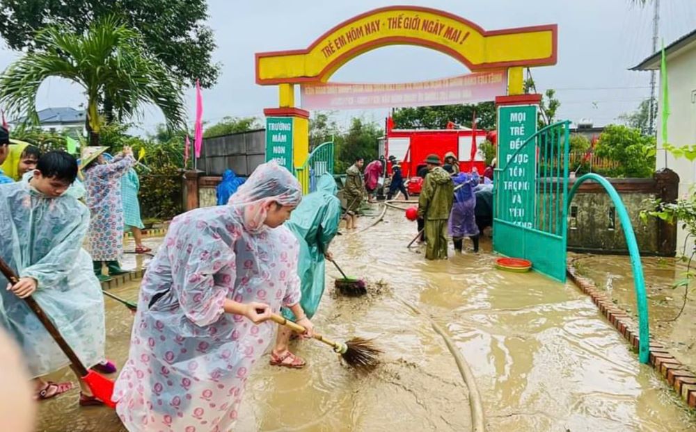 Cleaning up mud at a kindergarten after flood waters receded. Photo: H.Nguyen.