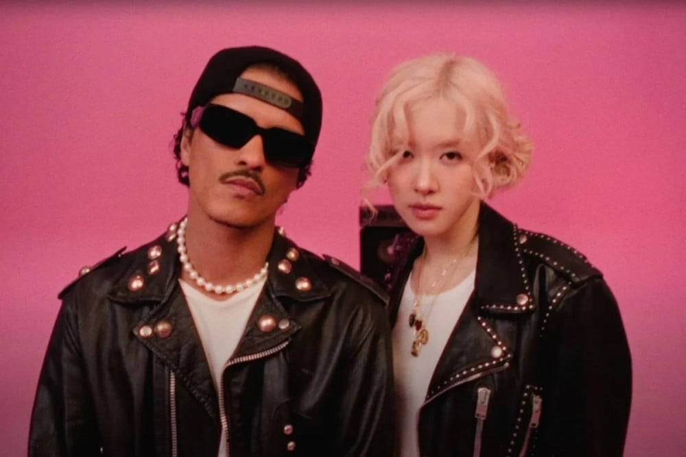 Rose and Bruno Mars win new trophies. Photo: AllKpop