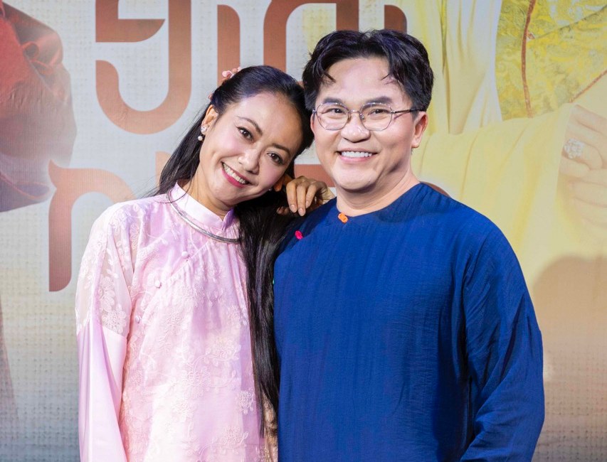 Dai Nghia and Hong Anh participate in the play Under the beauty's shadow. Photo: Stage.