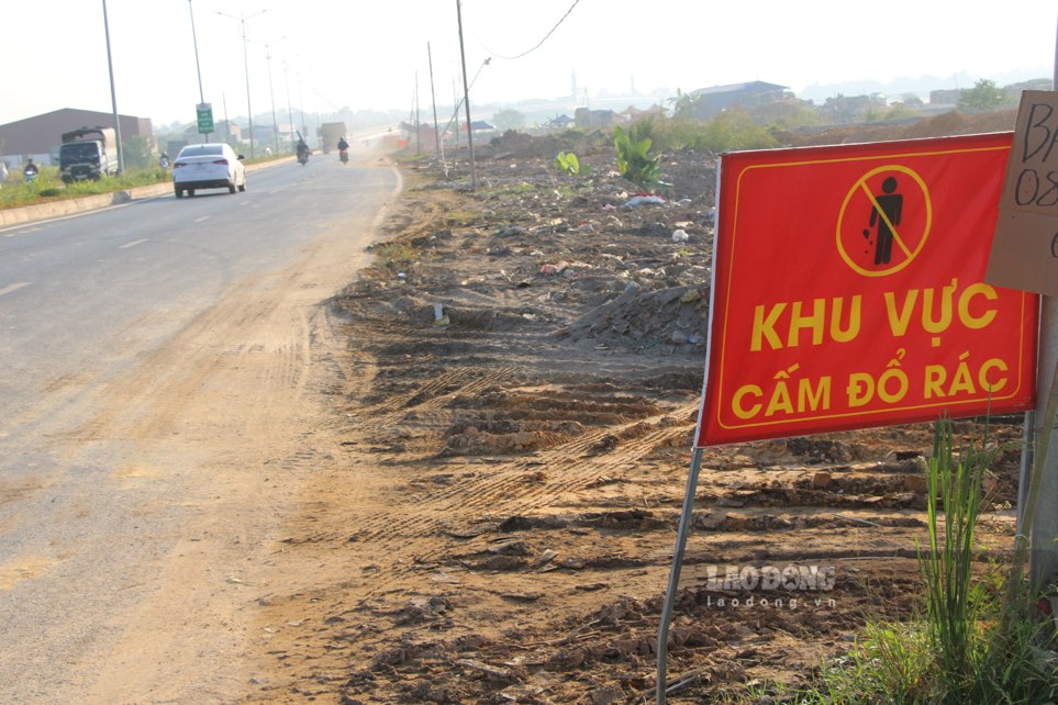 Eliminating spontaneous garbage dumps on the corridor of a billion-dollar road in Thai Nguyen City. Photo: Viet Bac.