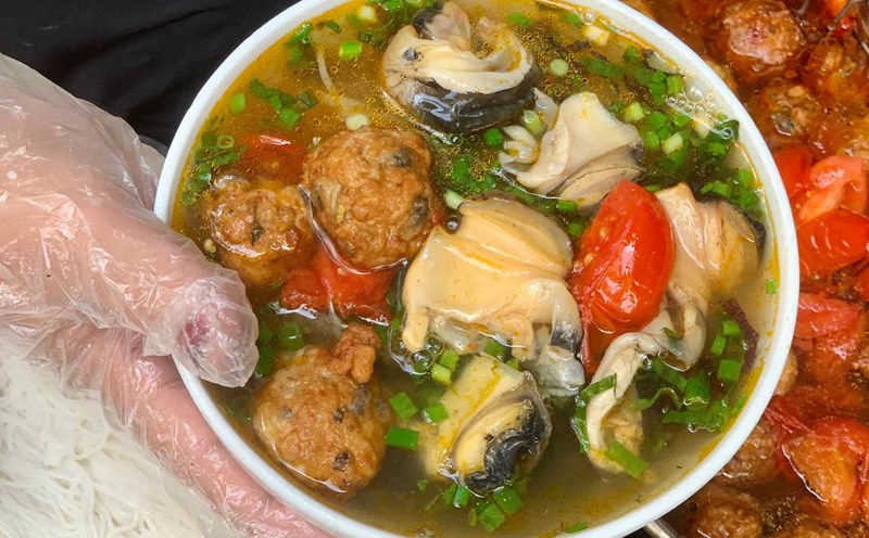 In Hanoi, many long-standing bun oc restaurants attract a large number of diners. Photo: Nhat Minh