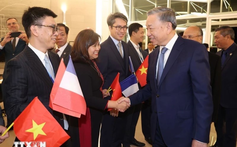 Officials and staff of the Vietnamese Embassy welcomed General Secretary and President To Lam at Orly airport in Paris, France. Photo: VNA