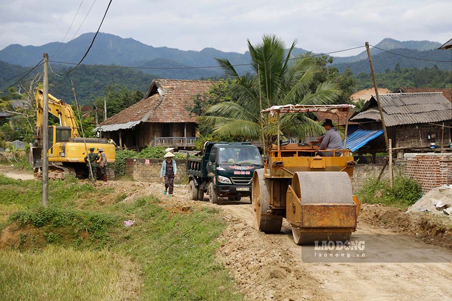 Ngay 3.10, theo ghi nhan cua PV Bao Lao Dong, doan duong dai gan 4km tu nga tu C4 doan Quoc lo 12 vao den ban Hong Lech Cuong, xa Thanh Hung, huyen Dien Bien (tinh Dien Bien) da duoc khoi cong xay dung hang muc sua chua nang cap.