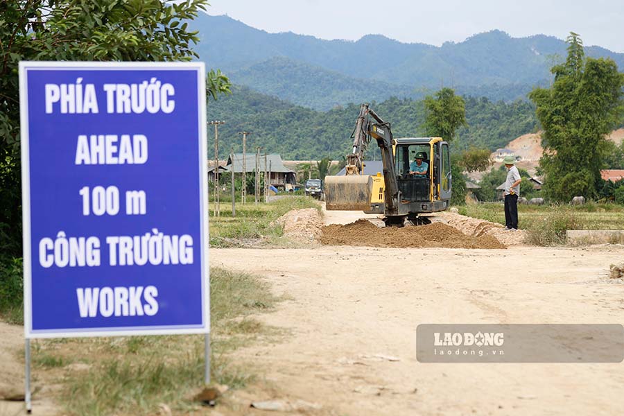 Theo do, thoi gian thi cong hang muc sua chua nang cap doan duong dai gan 4km, bat dau tu ngay 2.10.2024 den ngay 15.12.2024. Do Ban Quan ly Du an cac cong trinh Nong nghiep va phat trien nong thon (NNPTNT) tinh Dien Bien lam chu dau tu.