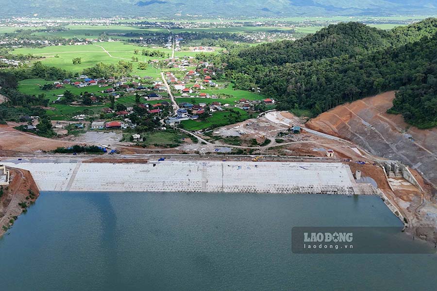 Day cung la tuyen duong huyet mach de vao ho thuy loi Huoi Trang Tai co dung tich huu ich la 2,157 trieu m3, voi tong muc dau tu 250 ti dong tu nguon ngan sach Trung uong. Hien nay cong trinh da co ban hoan thanh nhung hang muc quan trong de se phuc vu nhu cau tuoi cho 462ha dat nong nghiep.