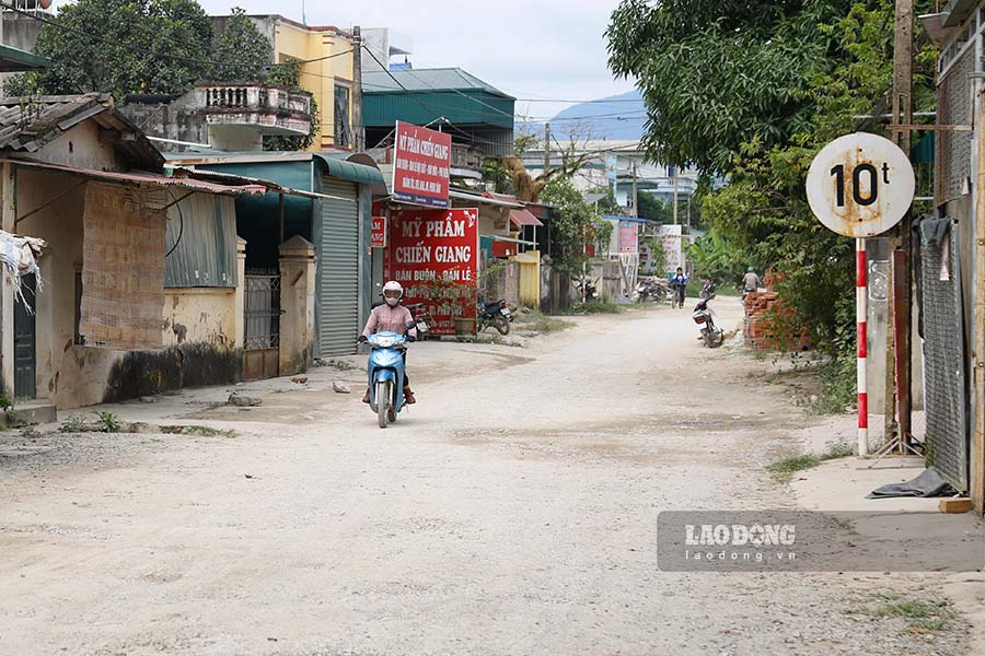 Ngay 6.7, trao doi voi PV Bao Lao Dong, ong Nguyen Huu Hiep - Giam doc Ban Quan ly Du an cac cong trinh NNPTNT tinh Dien Bien cho biet, tuyen duong dan sinh dai gan 4km da nam trong ke hoach sua chua, nang cap khi lap du an dau tu xay dung ho Huoi Trang Tai dang dieu chinh thiet ke va se thi cong trong thang 8.