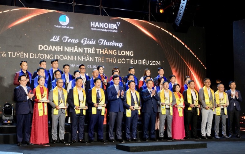 Young entrepreneurs of Thang Long and typical entrepreneurs of the capital in 2024 were honored. Photo: HanoiBA