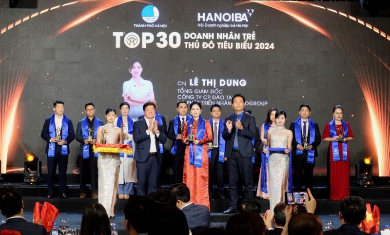 CEO Le Dung, Tong giam doc Cong ty CP dao tao va phat trien nhan luc DGroup la mot trong 30 doanh nhan tre Thu do tieu bieu nam 2024. Anh HanoiBa