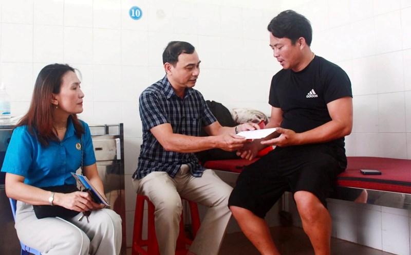 Mr. Tran Dai Thang - Vice President of Quang Ngai Provincial Labor Federation - presented gifts and encouraged fisherman Nguyen Thanh Bien, captain of a fishing boat in distress at sea. Photo: Quang Ngai Labor Union.