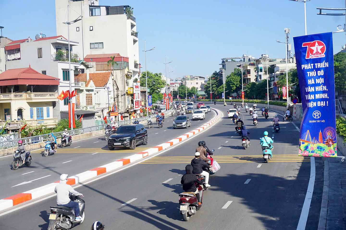 Au Co Street is clear after being renovated. Photo: Nhat Minh