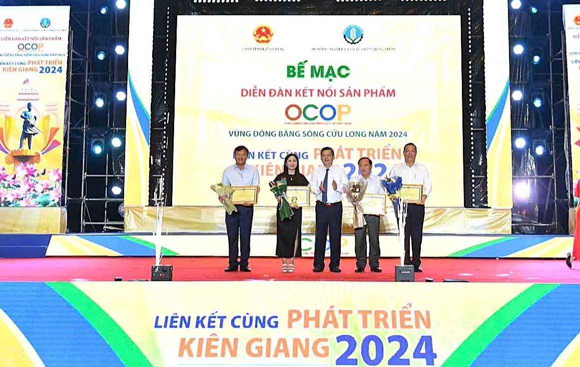Mr. Giang Thanh Khoa - Vice Chairman of Kien Giang Provincial People's Committee (middle) - awarded certificates of merit to individuals and groups at the OCOP forum. Photo: Ngoc Mai
